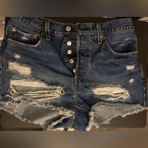 Levi 501 shorts size small. 2-6 W28